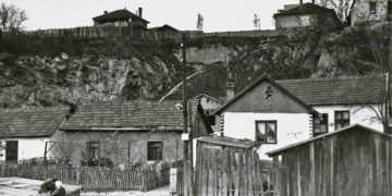 Спавате, а ноге вам у жутој траци